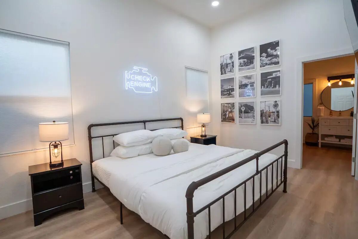 4 habitaciones, tabla de planchar con plancha, wifi y ropa de cama 