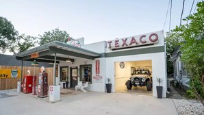 A Texaco gas station with a visible fuel pump, a car wash, and a Jeep in the garage. - Kerrville Texaco
 (Kerrville)