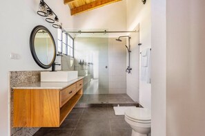 Een douche, een haardroger, handdoeken, zeep