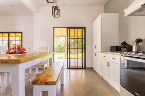 Refrigerador, horno, parrilla de estufa y cafetera y tetera 