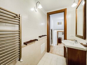 Regadera, secadora de cabello, bidet 