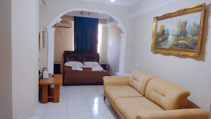Ropa de cama de alta calidad y minibar con artículos gratuitos 