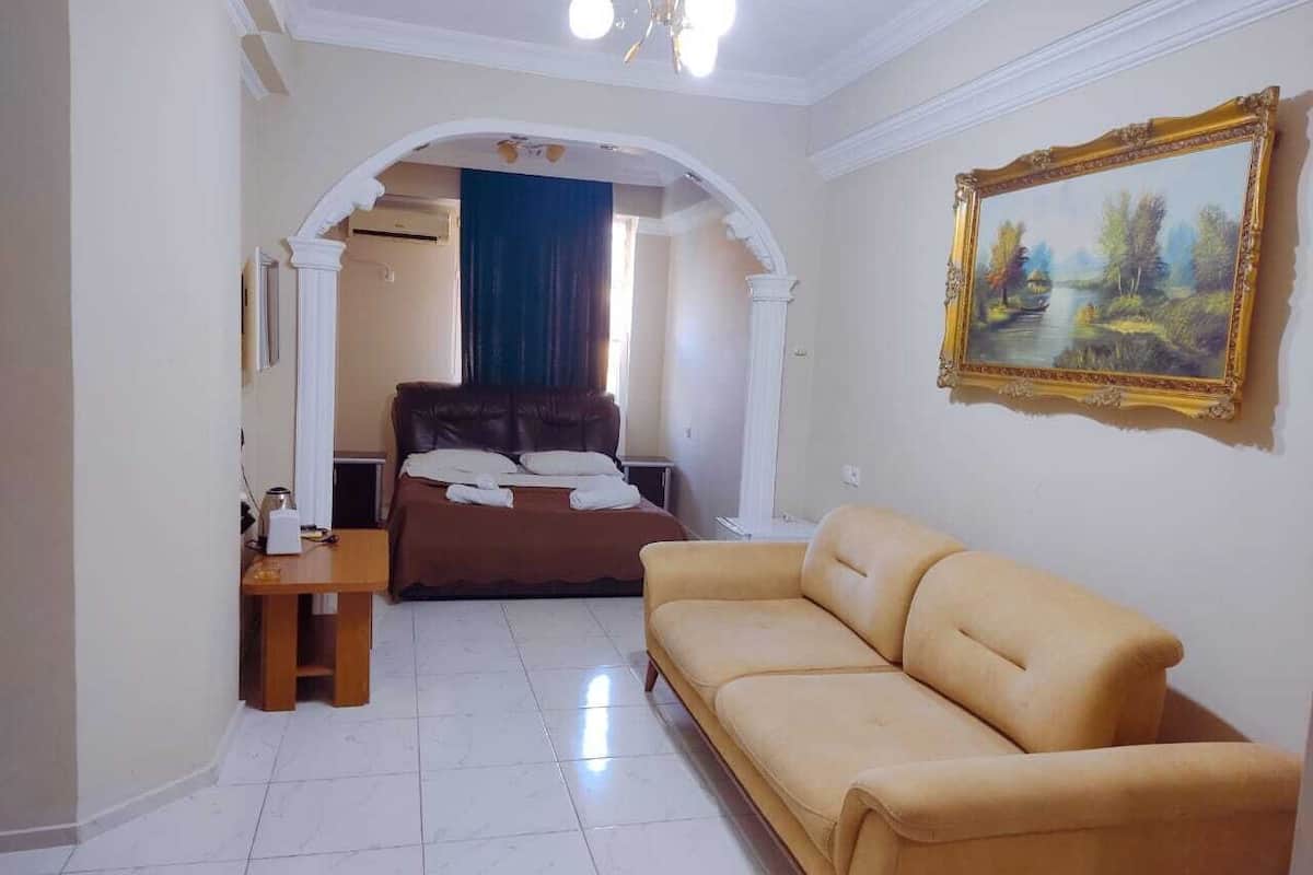 Ropa de cama de alta calidad y minibar con artículos gratuitos