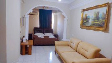 Studio Suite | Premium bedding, free minibar, desk, laptop workspace