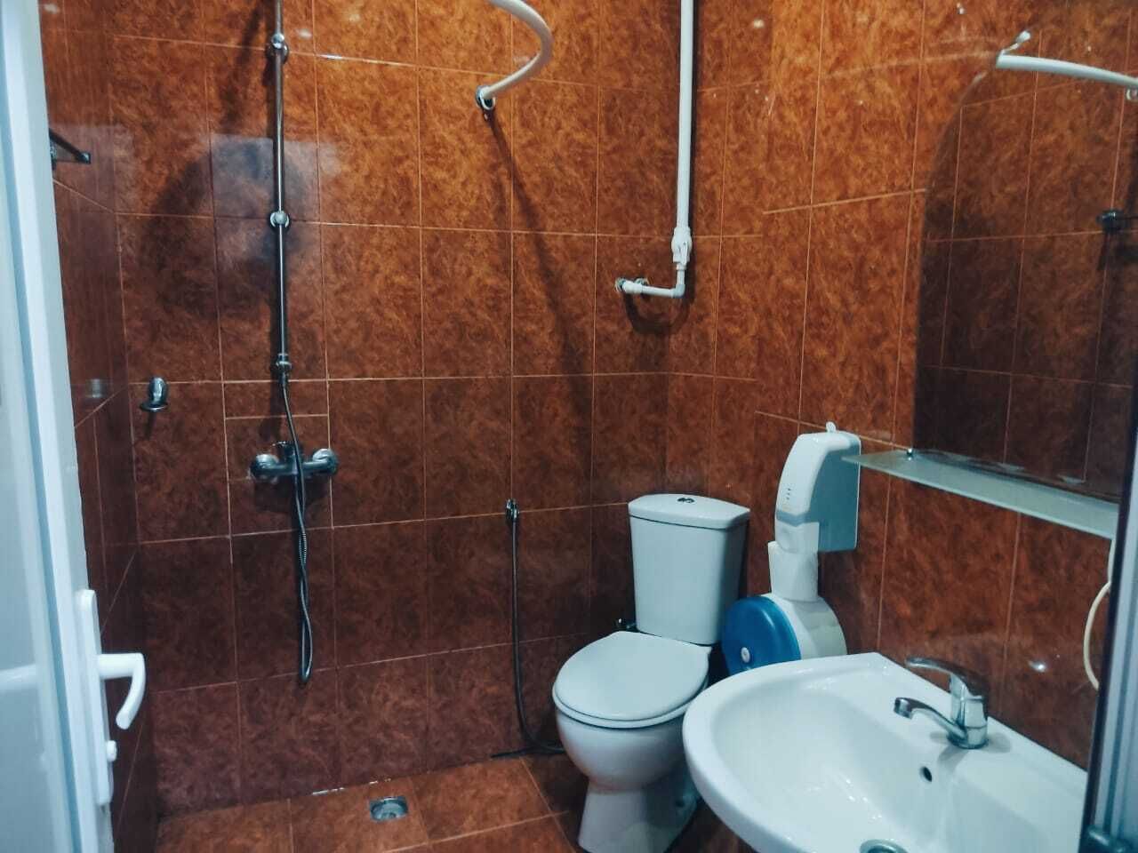 Buồng tắm vòi sen, vòi sen thủy lực, máy sấy tóc, áo choàng tắm 