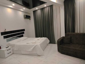 เครื่องนอนระดับพรีเมียม, มินิบาร์ฟรี, โต๊ะทำงาน
