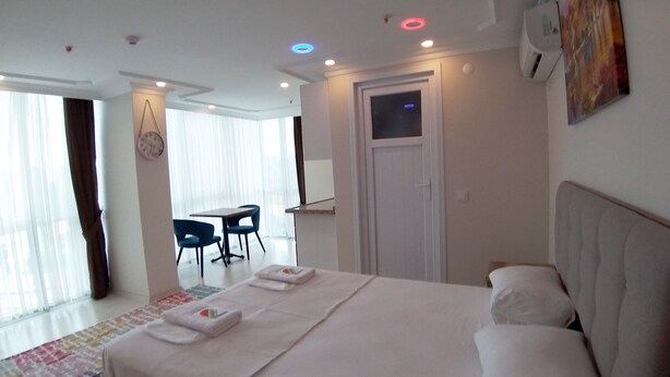 Ropa de cama de alta calidad y minibar con artículos gratuitos 