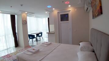 Studio Suite | Premium bedding, free minibar, desk, laptop workspace