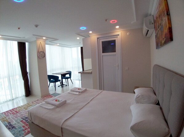 Studio Suite | Bộ đồ giường cao cấp, minibar với thức uống miễn phí, bàn 