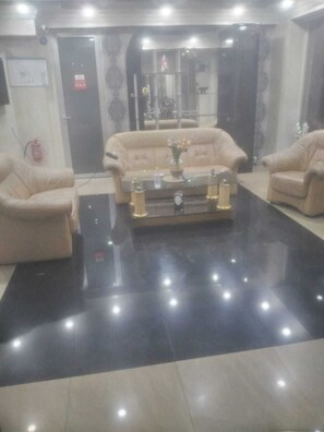 Televisor de plasma, Netflix i estació de connexió per a iPod 