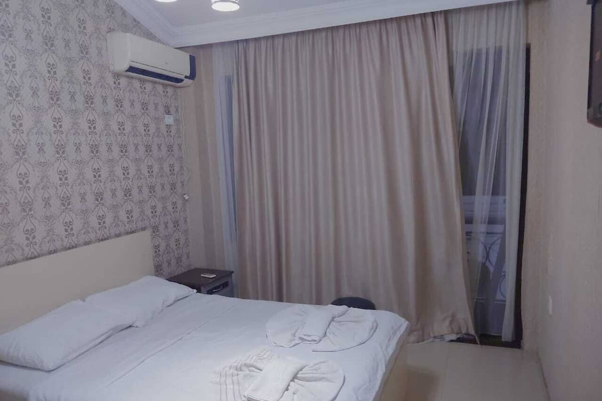 Habitación económica | Ropa de cama de alta calidad, artículos del minibar gratis y escritorio