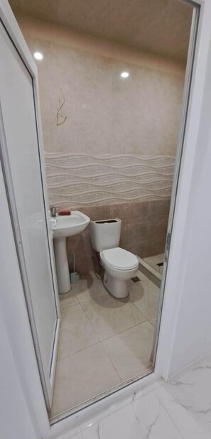 Buồng tắm vòi sen, vòi sen thủy lực, máy sấy tóc, áo choàng tắm 