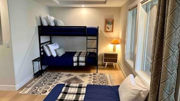 3 slaapkamers, een strijkplank/strijkijzer, gratis wifi, beddengoed
