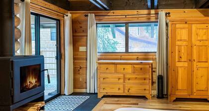 Timberline Family Cabin for 12 w/ Hot Tub! 2min to Shuttle