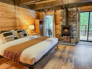 4 chambres, fer et planche à repasser, lit de bébé portatif