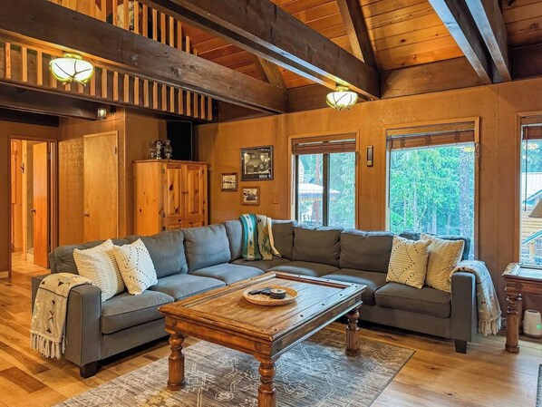 Téléviseur connecté, foyer, lecteur de DVD, livres