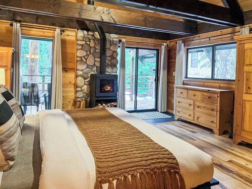 9 Beds w/ Hot Tub, Walkable, Backs to National Forest & Near Shuttle