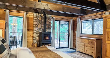9 Beds w/ Hot Tub, Walkable, Backs to National Forest & Near Shuttle