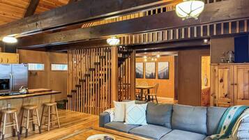 智能電視、壁爐、DVD 播放機、書籍