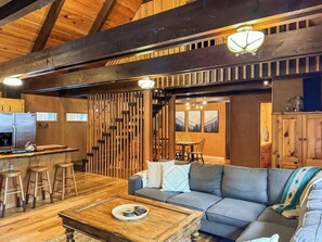 Smart-TV, Kamin, DVD-Player, Bücher