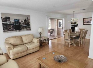 Living area - Private Oasis in the heart of Central Florida (Fern Park)