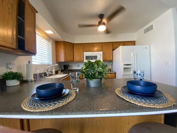 Køleskab, mikrobølgeovn, ovn, kogeplade