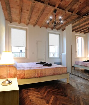 2 bedrooms, iron/ironing board, travel crib, free WiFi - Eulalia's House (Modena)