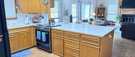 Een koelkast, een microgolfoven, een oven, een kookplaat