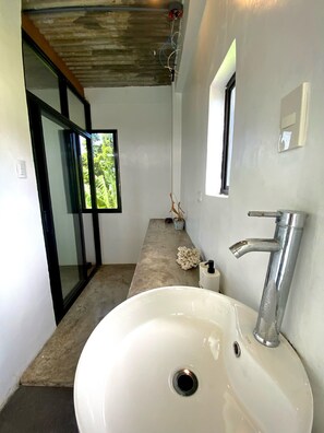 Deluxe Room | Bathroom | Shower, rainfall showerhead, soap, shampoo - Tahanan Homestay (General Luna)