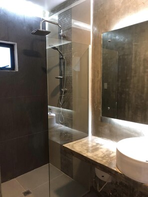 Premier Room | Bathroom | Shower, rainfall showerhead, soap, shampoo