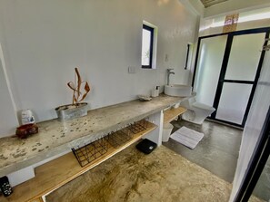 Deluxe Room | Bathroom | Shower, rainfall showerhead, soap, shampoo - Tahanan Homestay (General Luna)