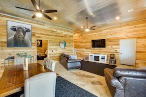 Interior - Burkesville Cabin, 3 Mi to Dale Hollow Lake! (Burkesville)