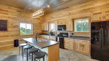 Fridge, microwave, stovetop, dishwasher
