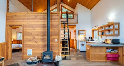 Jenny Creek Cabin w/ Jacuzzi and Wood Stove at Green Springs Inn