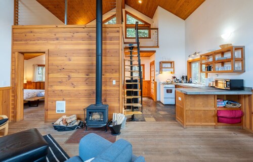 Jenny Creek Cabin w/ Jacuzzi and Wood Stove at Green Springs Inn