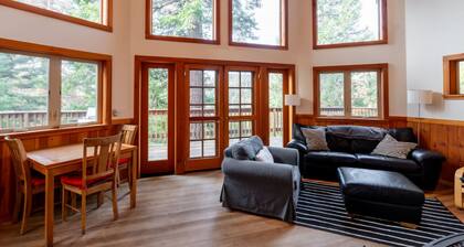 Jenny Creek Cabin w/ Jacuzzi and Wood Stove at Green Springs Inn