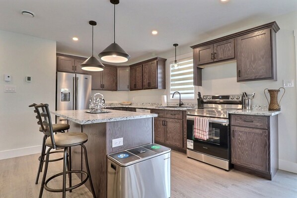 Kjøleskap, mikrobølgeovn, ovn og kokeplater