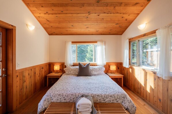 1 bedroom, iron/ironing board, WiFi, bed sheets - Parsnip Lakes Cabin w/ Jacuzzi and Wood Stove at Green Springs Inn (Ashland)