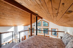 1 bedroom, iron/ironing board, WiFi, bed sheets - Parsnip Lakes Cabin w/ Jacuzzi and Wood Stove at Green Springs Inn (Ashland)