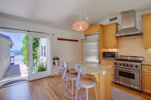 Microwave, oven, dishwasher, coffee/tea maker