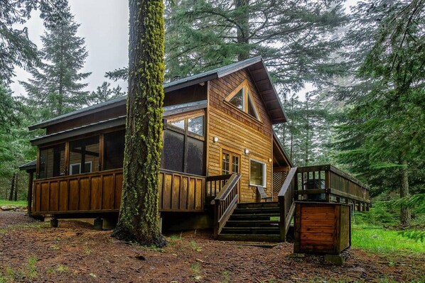 Exterior - Hobart Peak Cabin w/ Jacuzzi and Wood Stove at Green Springs Inn (Ashland)