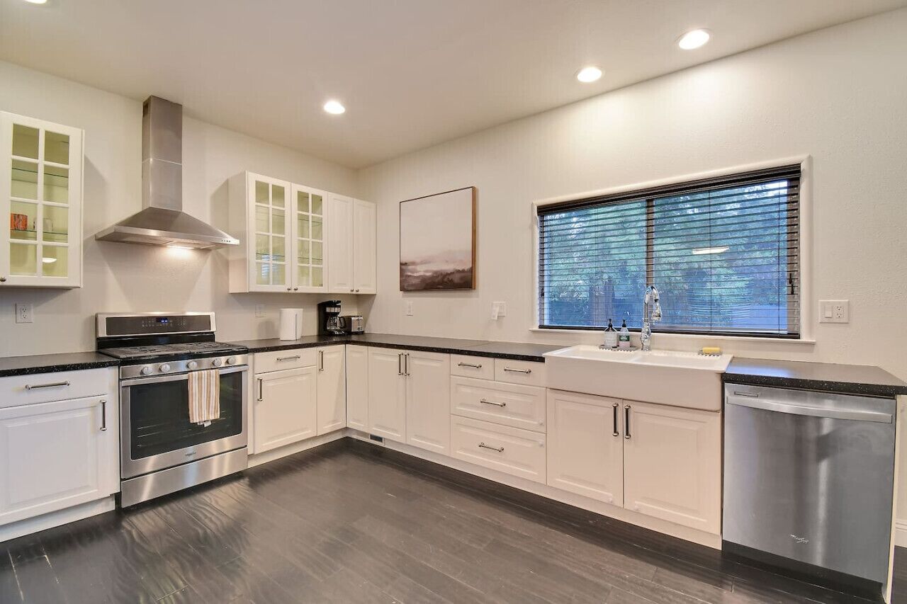 冷蔵庫、電子レンジ、オーブン、コンロ