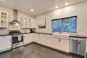 Een koelkast, een magnetron, een oven, een kookplaat