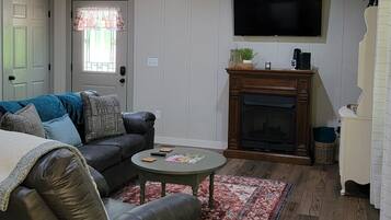 Smart TV, fireplace, books, stereo