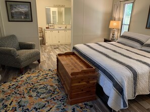 3 bedrooms, WiFi, bed sheets, wheelchair access - NOT-SO-ORDINARY TRAILER! A lovely getaway on The Little Red River with hot tub (Heber Springs)