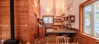 Chinquapin Mountain Cabin w/ Jacuzzi and Wood Stove at Green Springs Inn