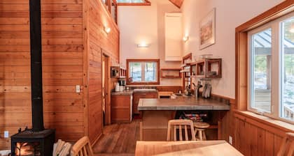 Chinquapin Mountain Cabin w/ Jacuzzi and Wood Stove at Green Springs Inn