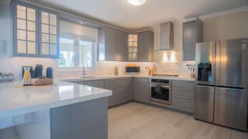 Mikrovågsugn, ugn, spishäll och diskmaskin