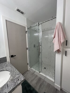 Ducha, secador de pelo, toallas, jabón