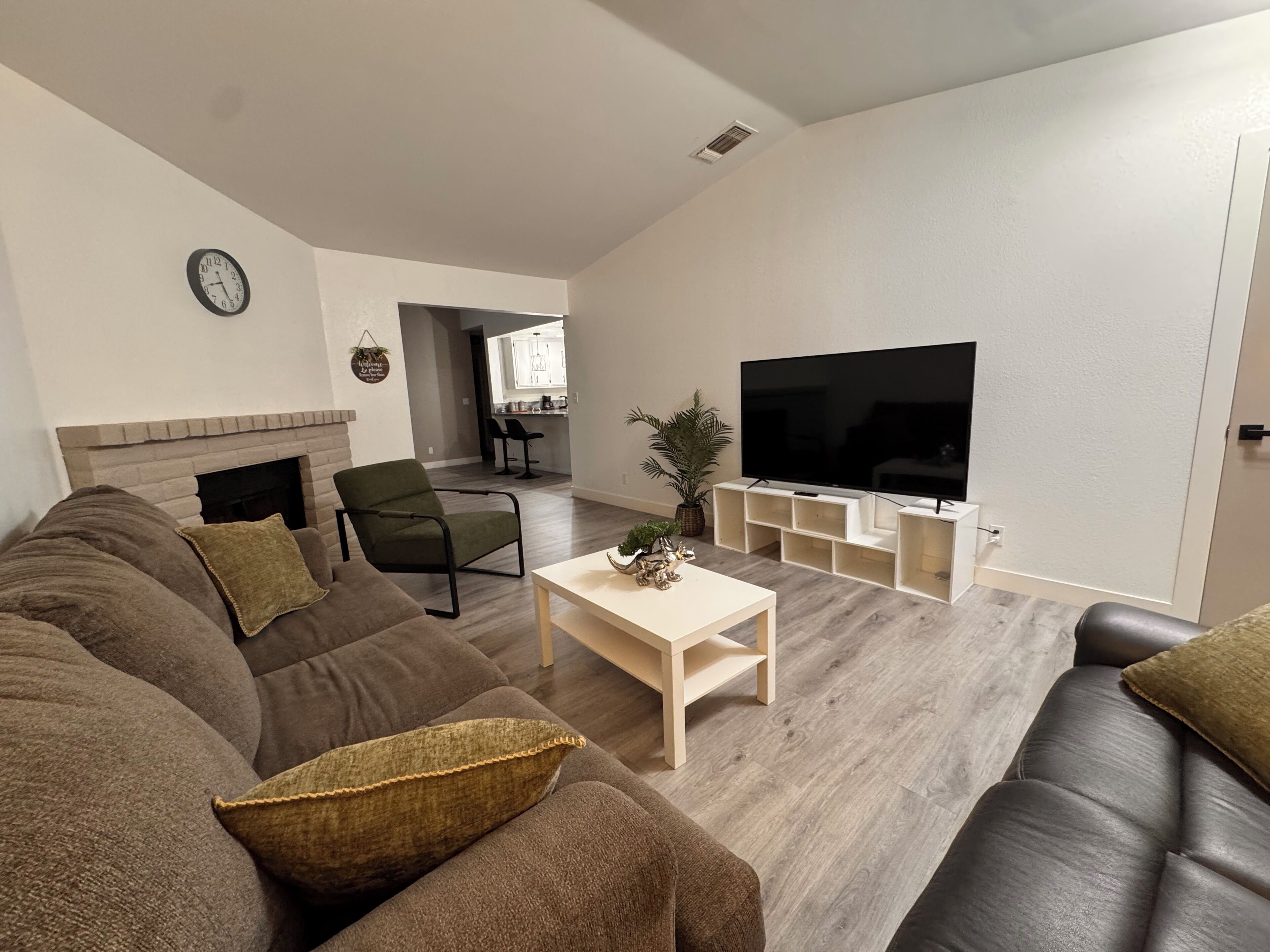 Smart TV, fireplace